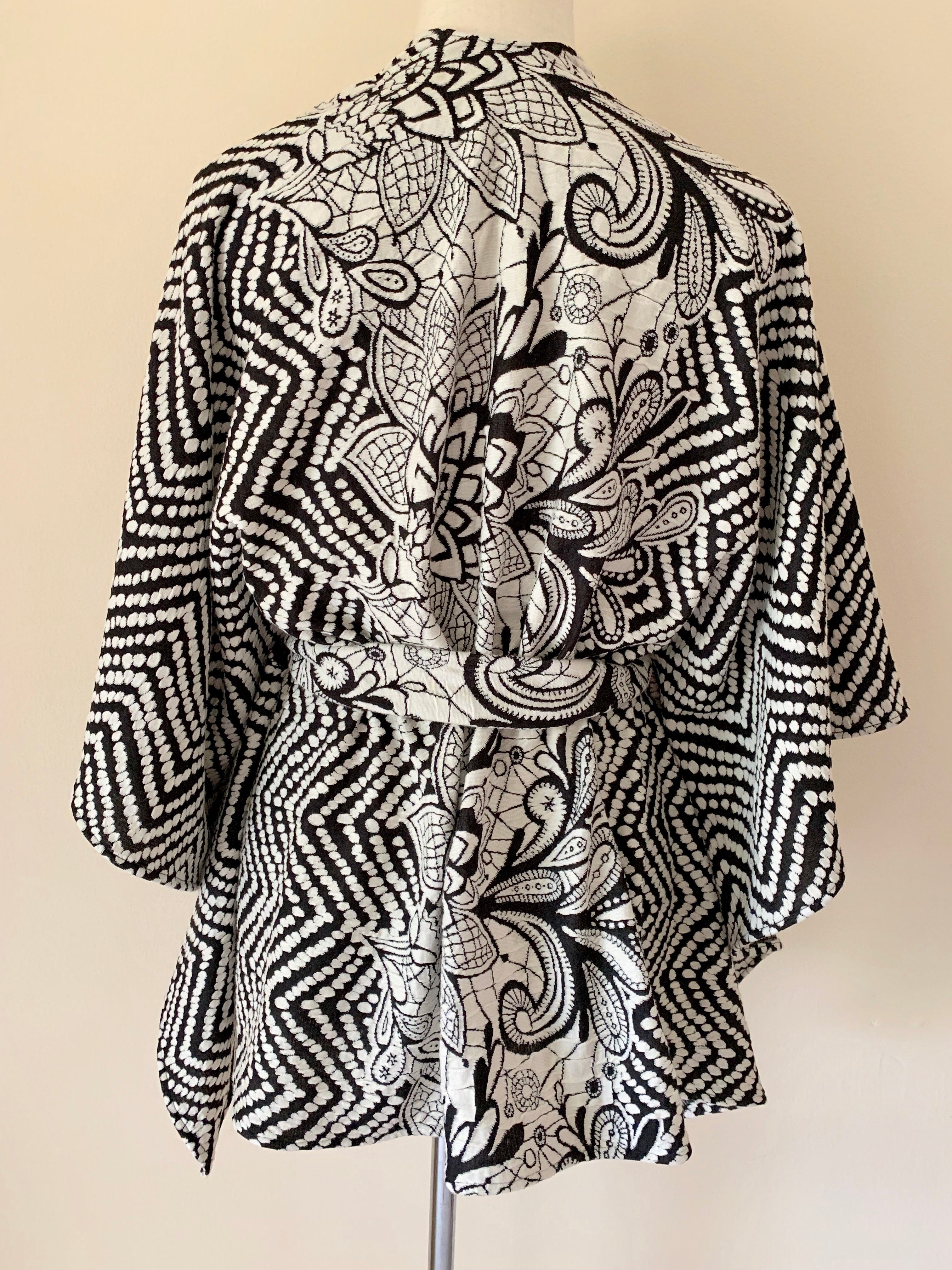 Black & white zig zag cape