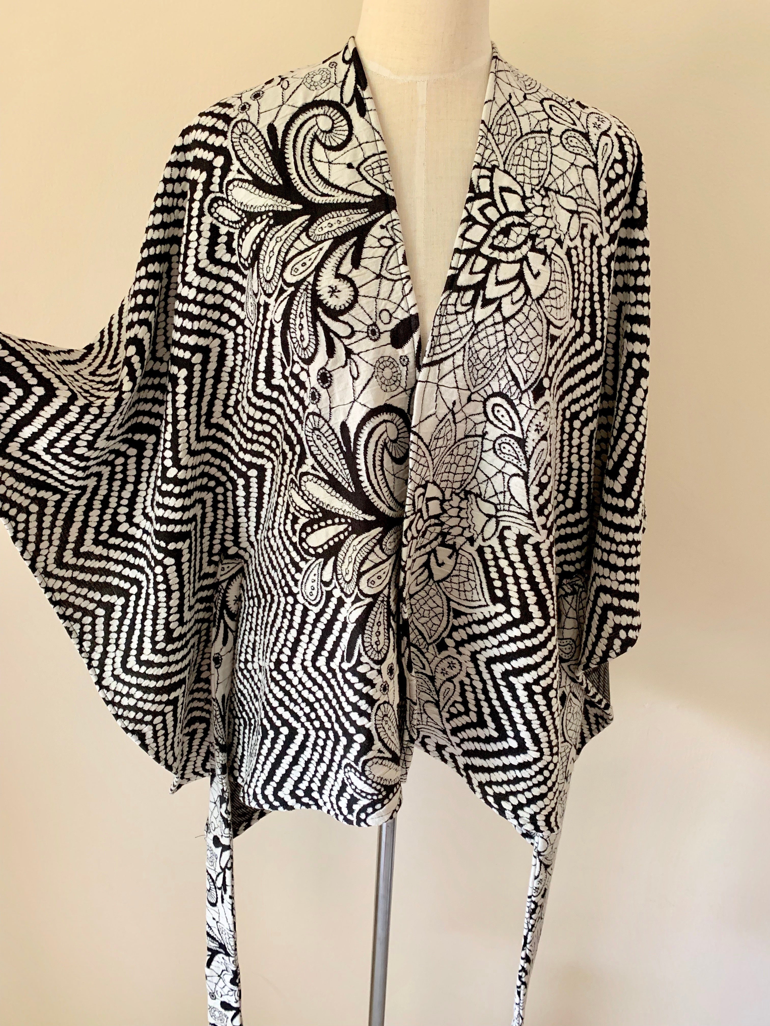 Black & white zig zag cape