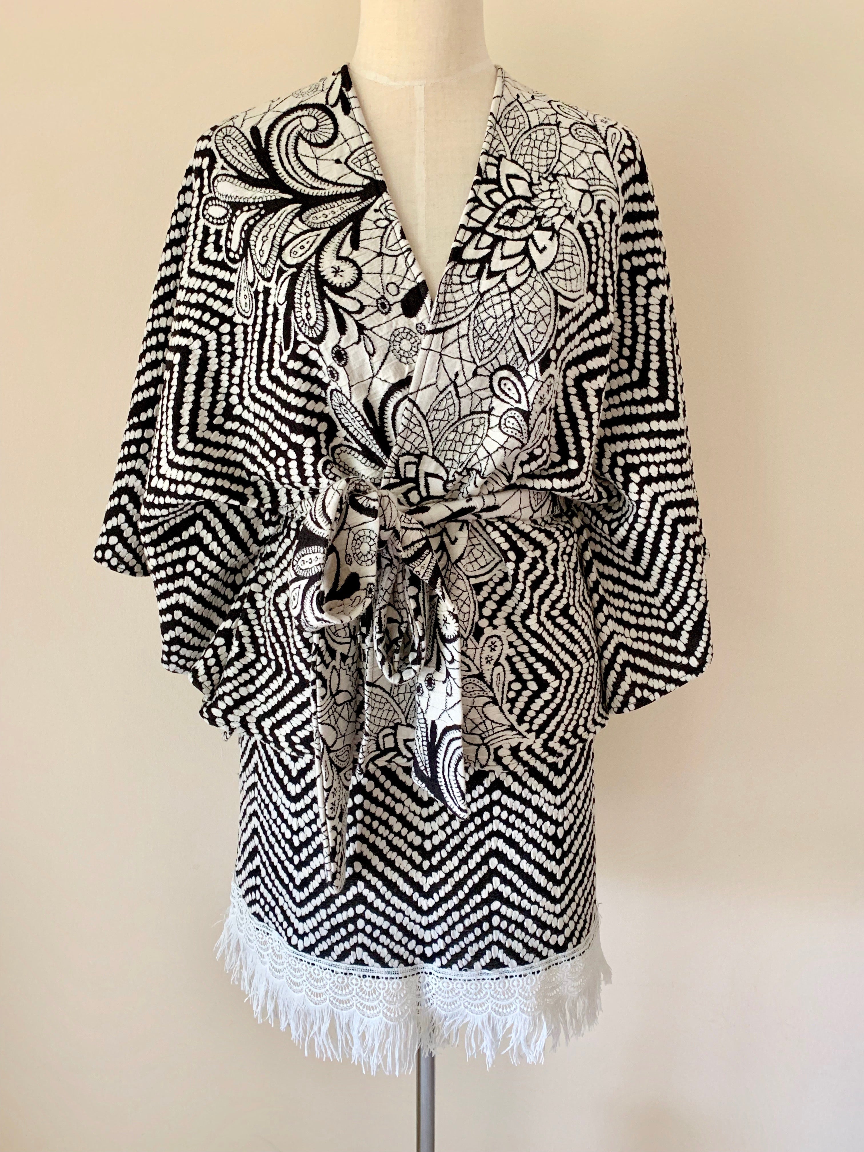 Black & white zig zag cape