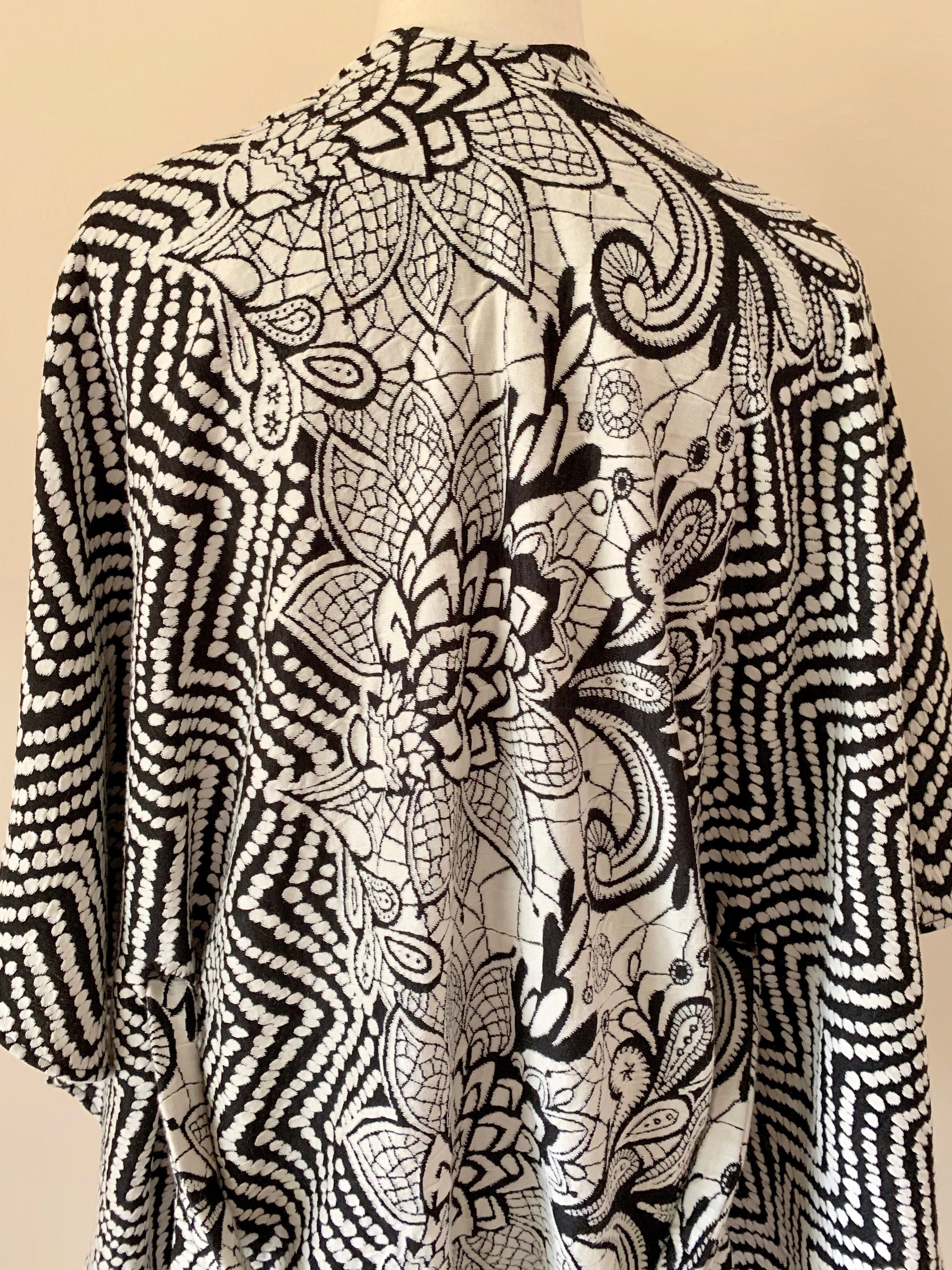 Black & white zig zag cape
